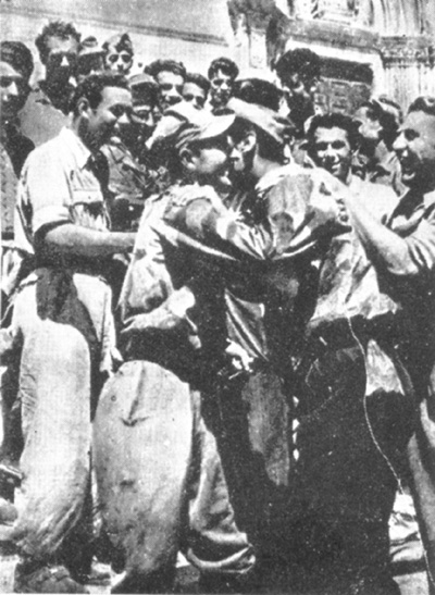 L'avv. Valentini, i fratelli Donnini, Giannetto Lebole, Angiolino Bruschi, e altri partigiani si abbracciano sul sagrato del Duomo di Arezzo dopo la liberazione.