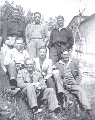 Un gruppo di ex prigionieri fuggiti dal campo di Laterina, ritratti nei pressi del convento che s'intravede sulla destra. Secondo i ricordi di p. Alfonso, il primo seduto con gli occhiali  Sender Michael, il terzo seduto a destra è George Lloyd.